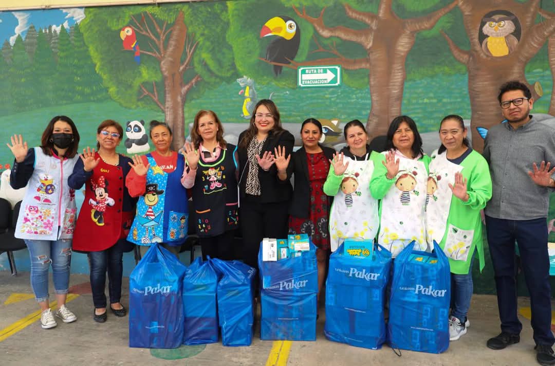 Blanca Angulo entrega tenis a niñas y niños del Jardín de Niños Leonarda Gómez Blanco